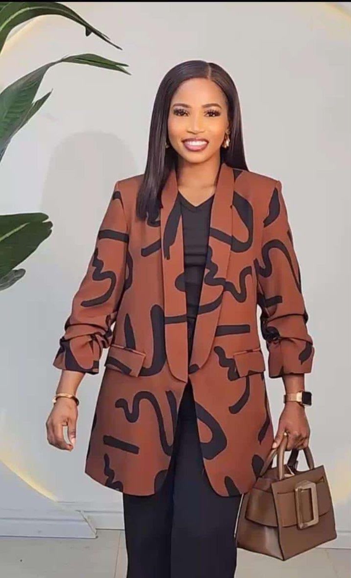 Blazer cacao à imprimé calligraphique porté ouvert