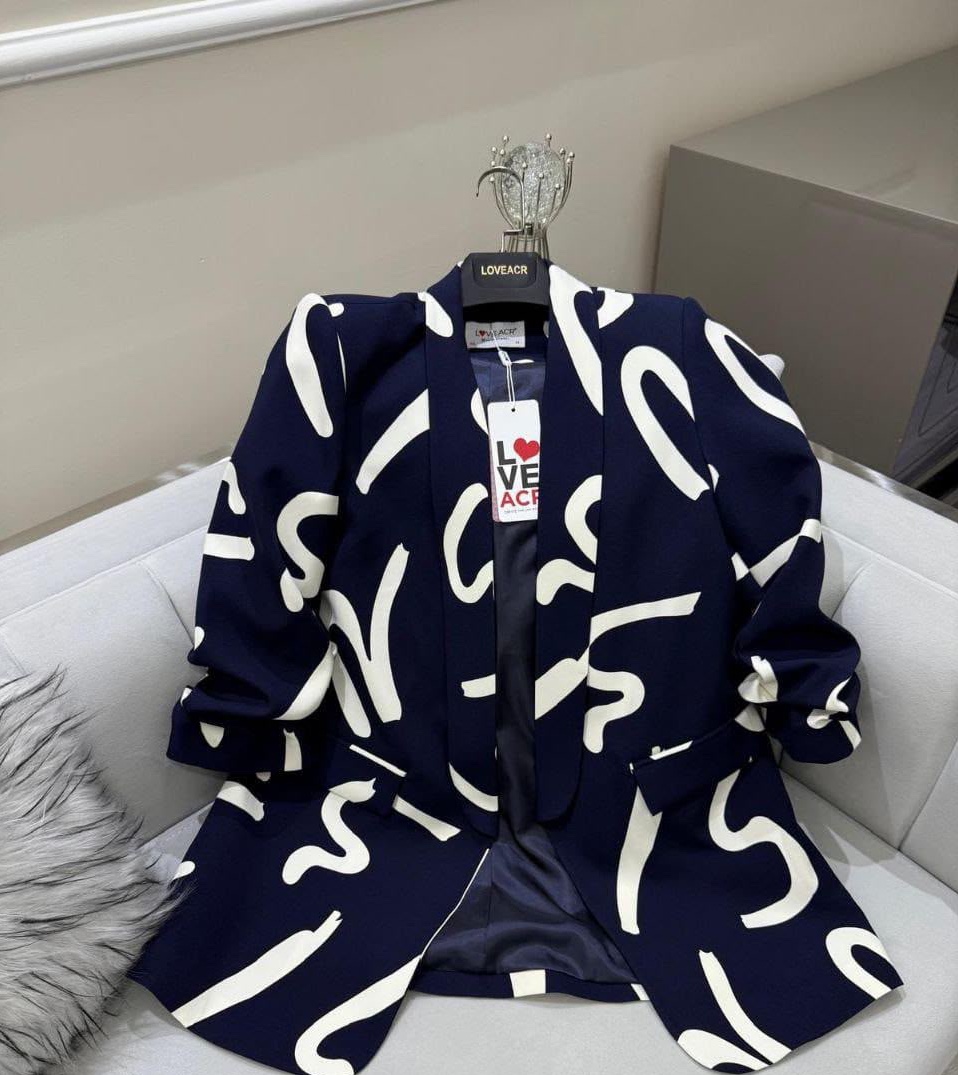 Blazer marine à imprimé calligraphique écru