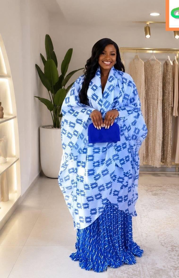 Boubou bleu imprimé porté sur une jupe plissée assortie