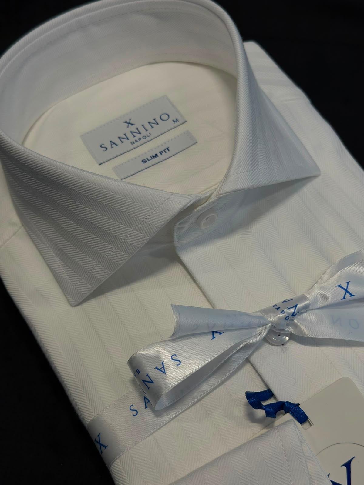 Chemise blanche pliée, col italien