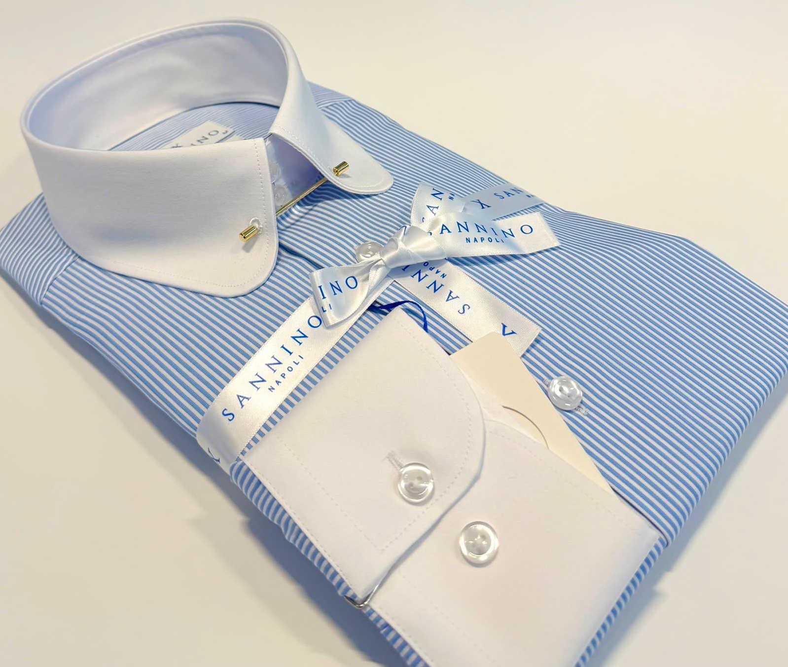 Chemise à petits carreaux bleus et col blanc