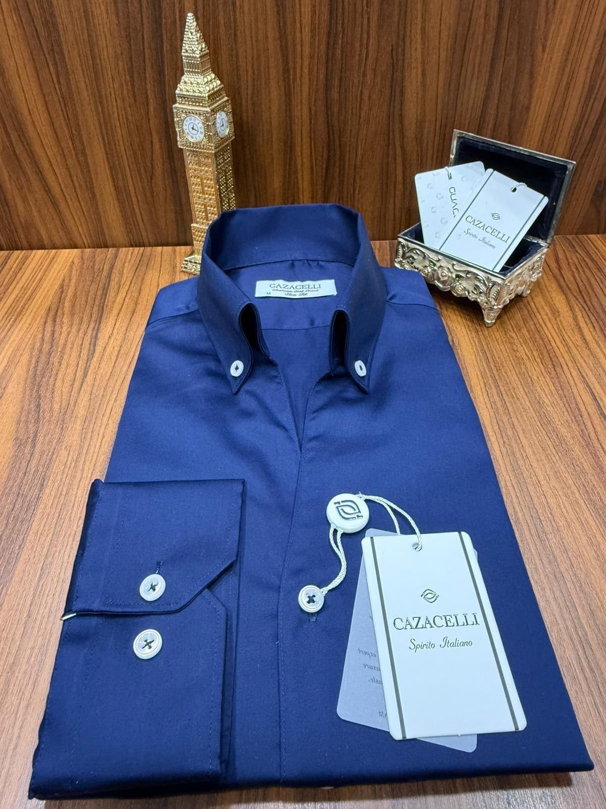 Chemise marine pliée avec étiquettes