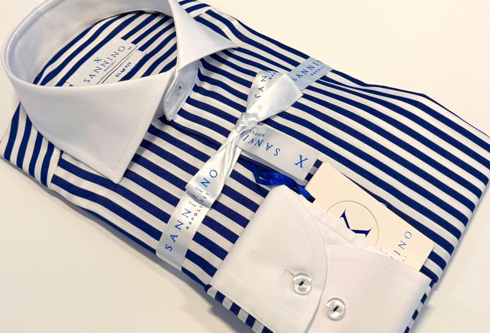 Chemise à rayures marine et blanches à col blanc