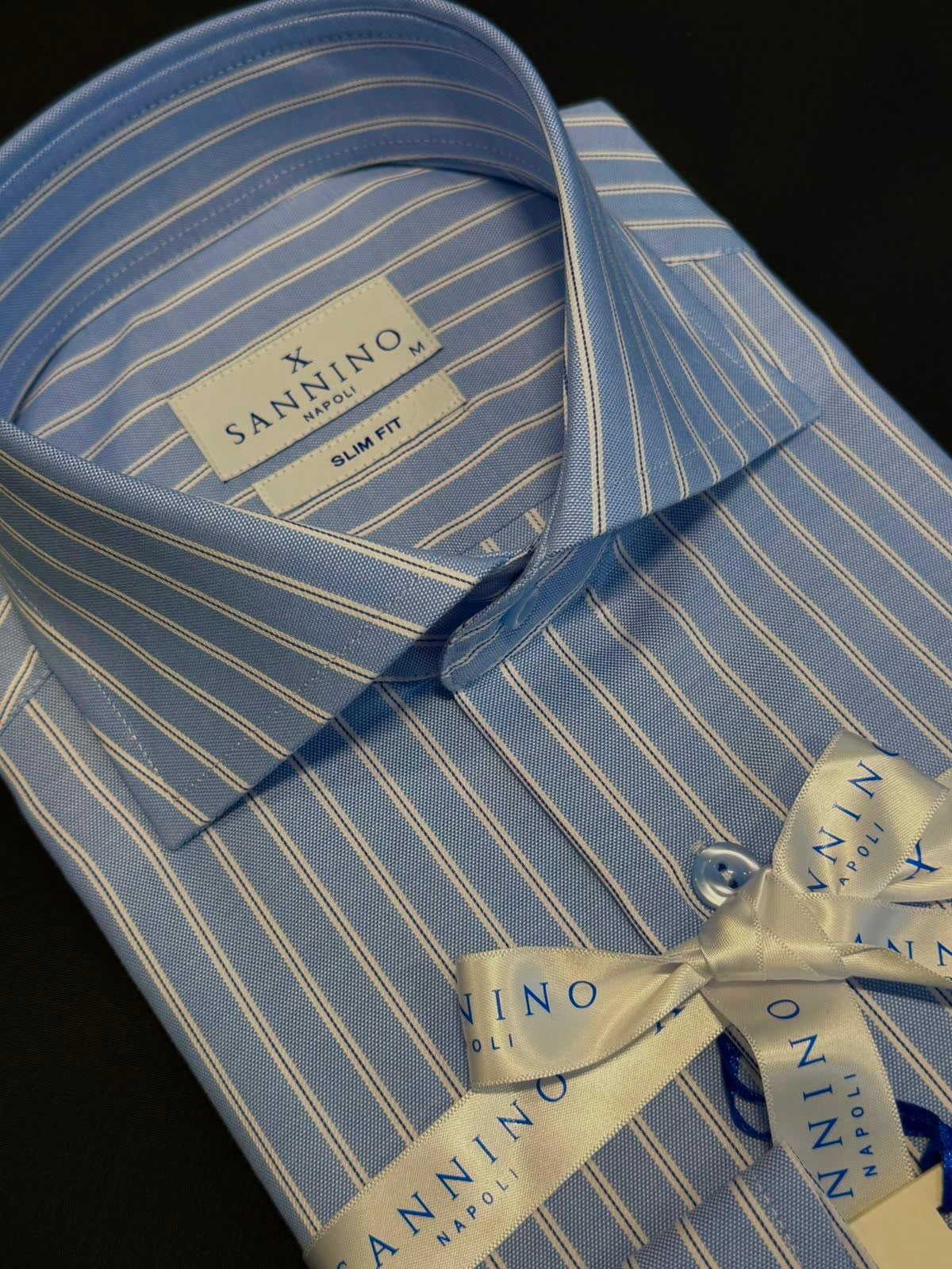 Chemise bleu clair à fines rayures dorées