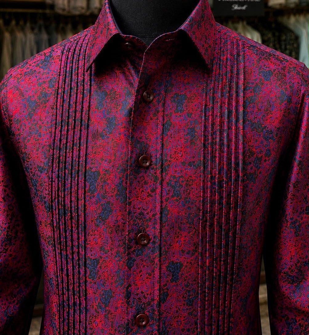 Chemise homme à motif paisley bordeaux et plastron plissé