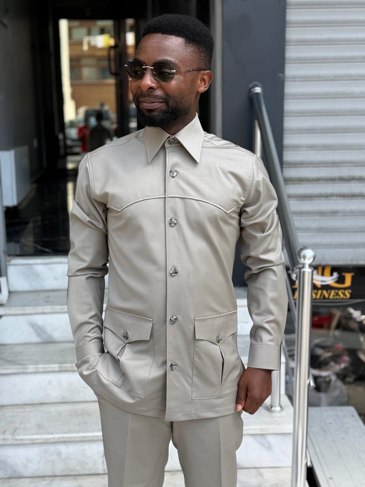 Ensemble homme sable à veste-chemise et pantalon droit