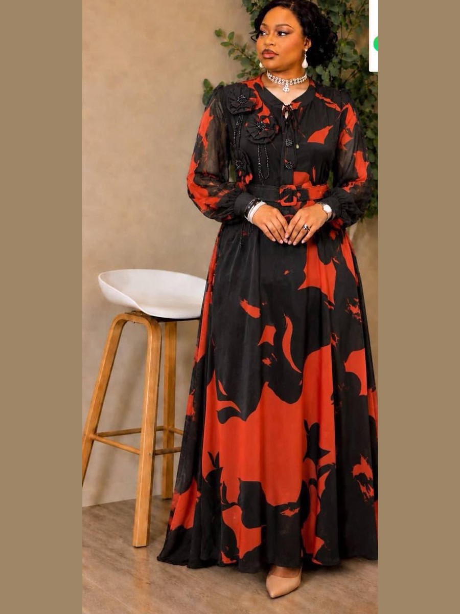 Robe longue noire à motif abstrait écarlate