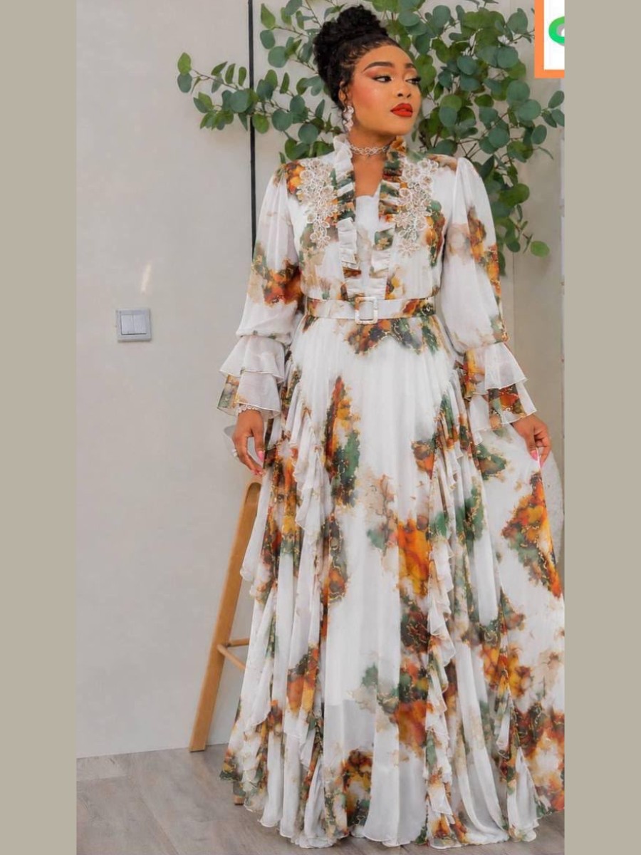 Robe longue en mousseline ivoire à fleurs cuivrées