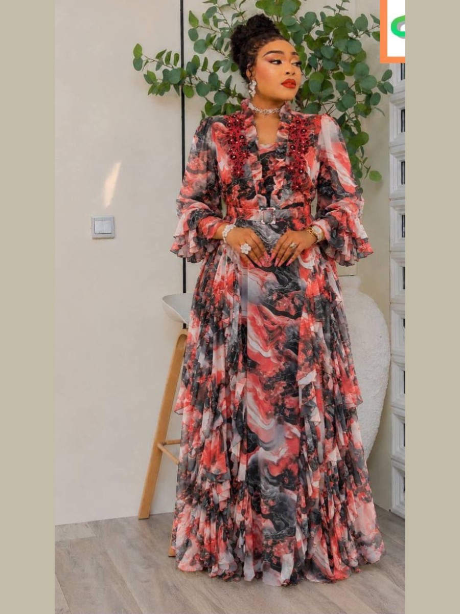 Robe longue en mousseline à fleurs roses et grises
