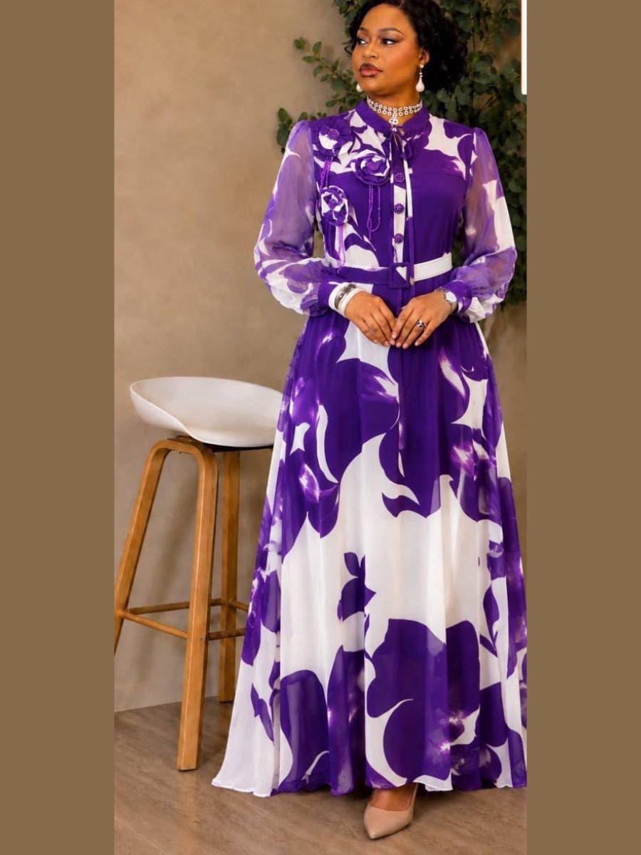 Robe longue en mousseline à fleurs violettes sur fond blanc