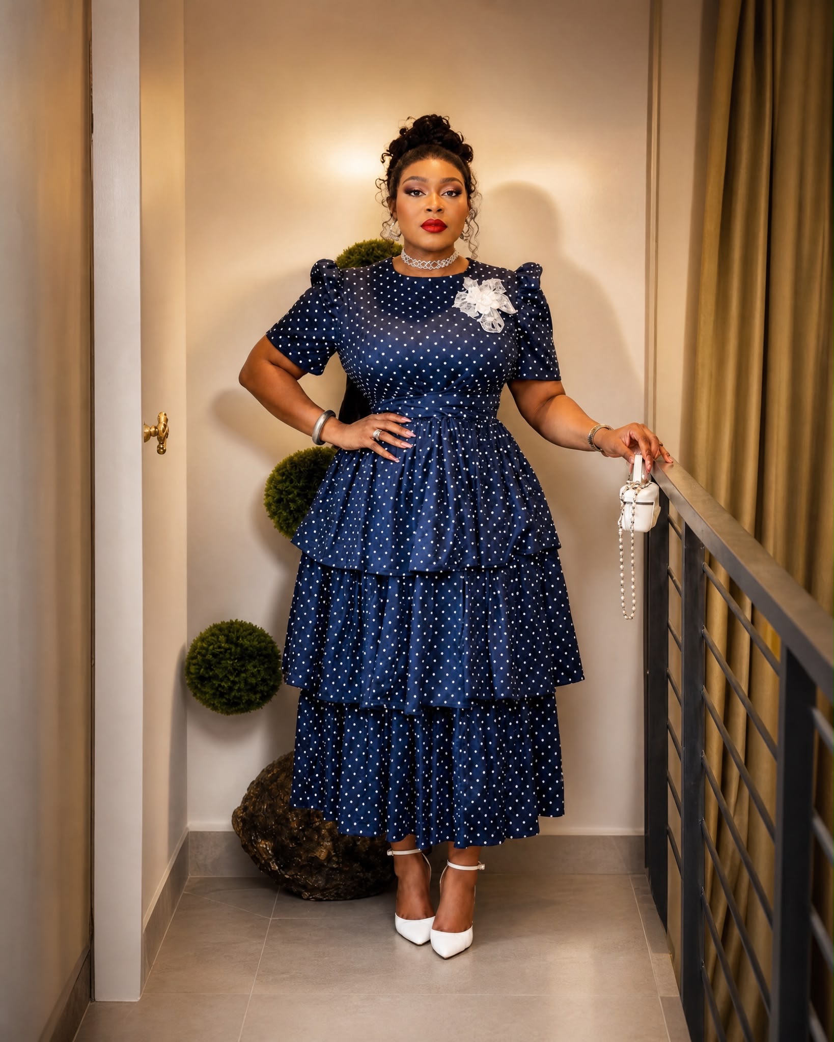 Robe midi bleu nuit à pois avec jupe à volants