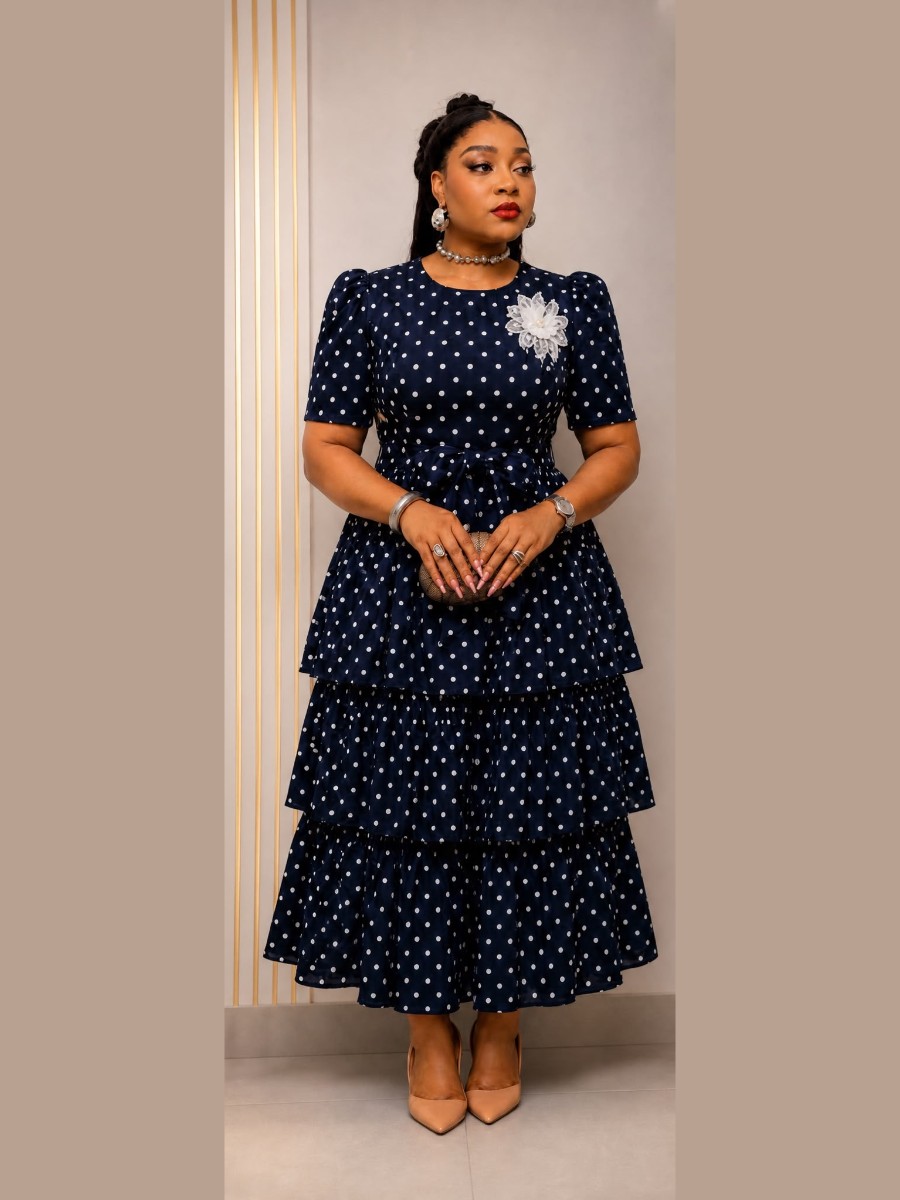 Robe midi bleu nuit à pois blancs et volants