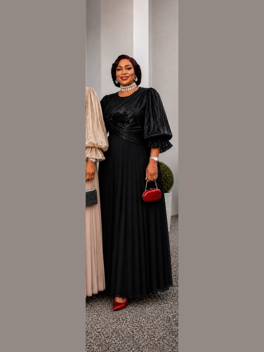 Robe de soirée longue noire plissée à manches ballon