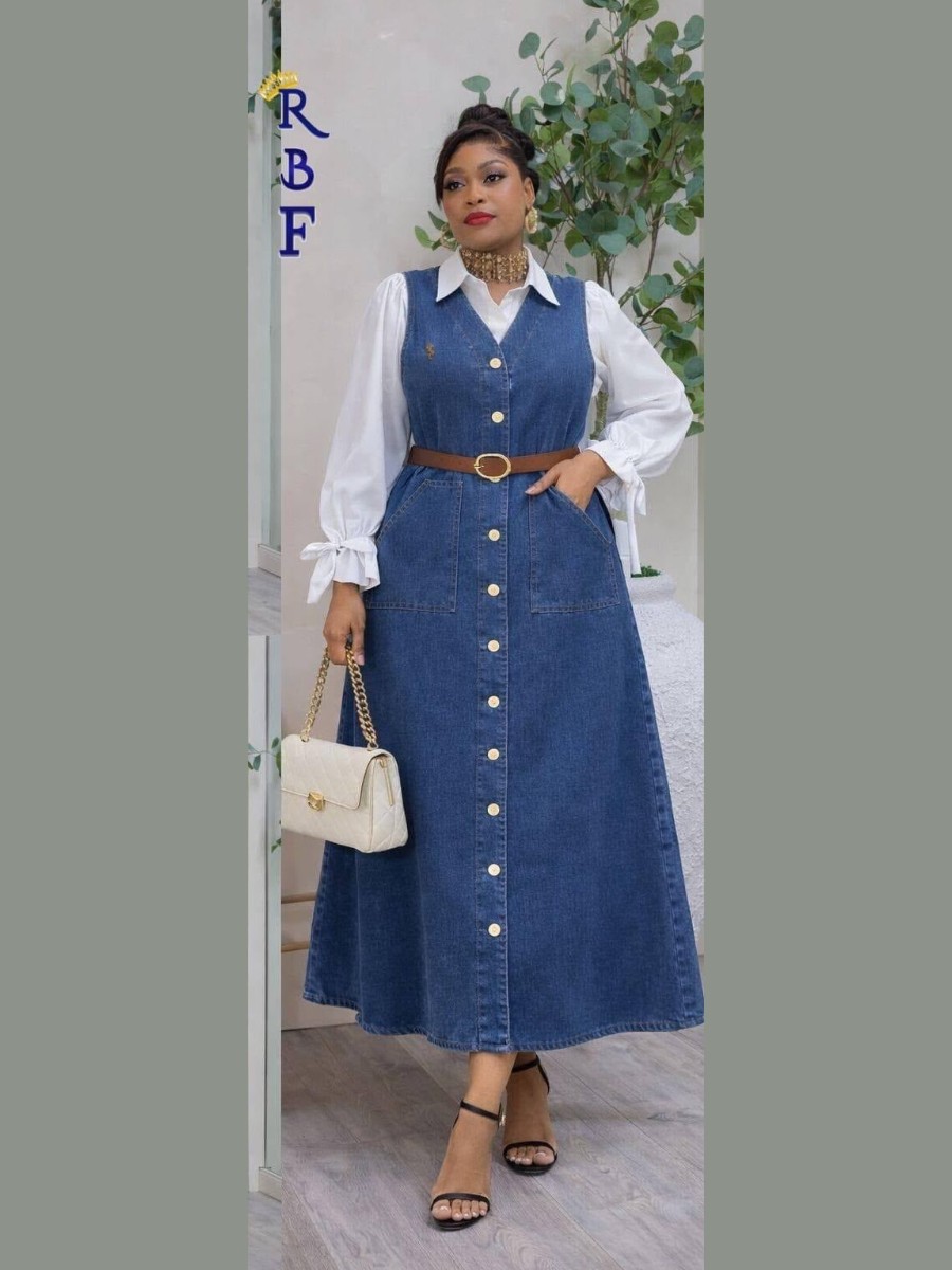 Robe salopette en denim clair sur chemise blanche
