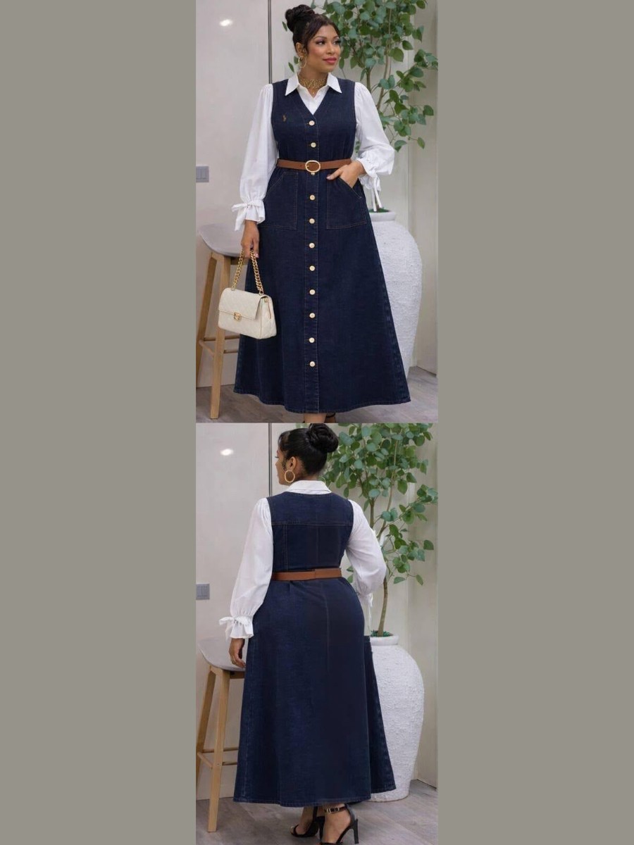 Robe salopette en denim portée sur une chemise blanche