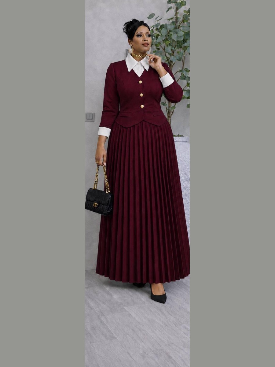 Tailleur bordeaux à col blanc et jupe longue plissée