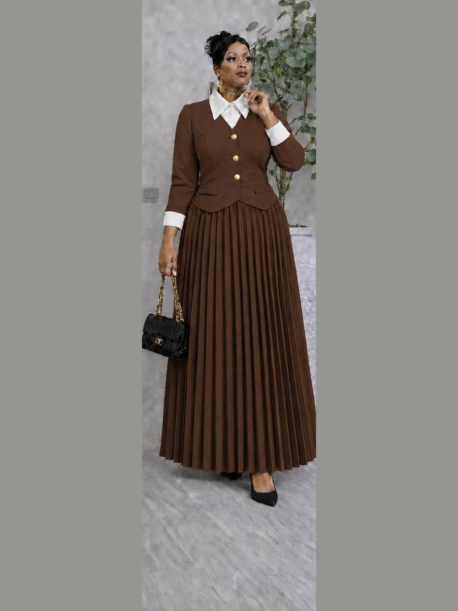 Tailleur cacao : veste à col blanc et jupe longue plissée