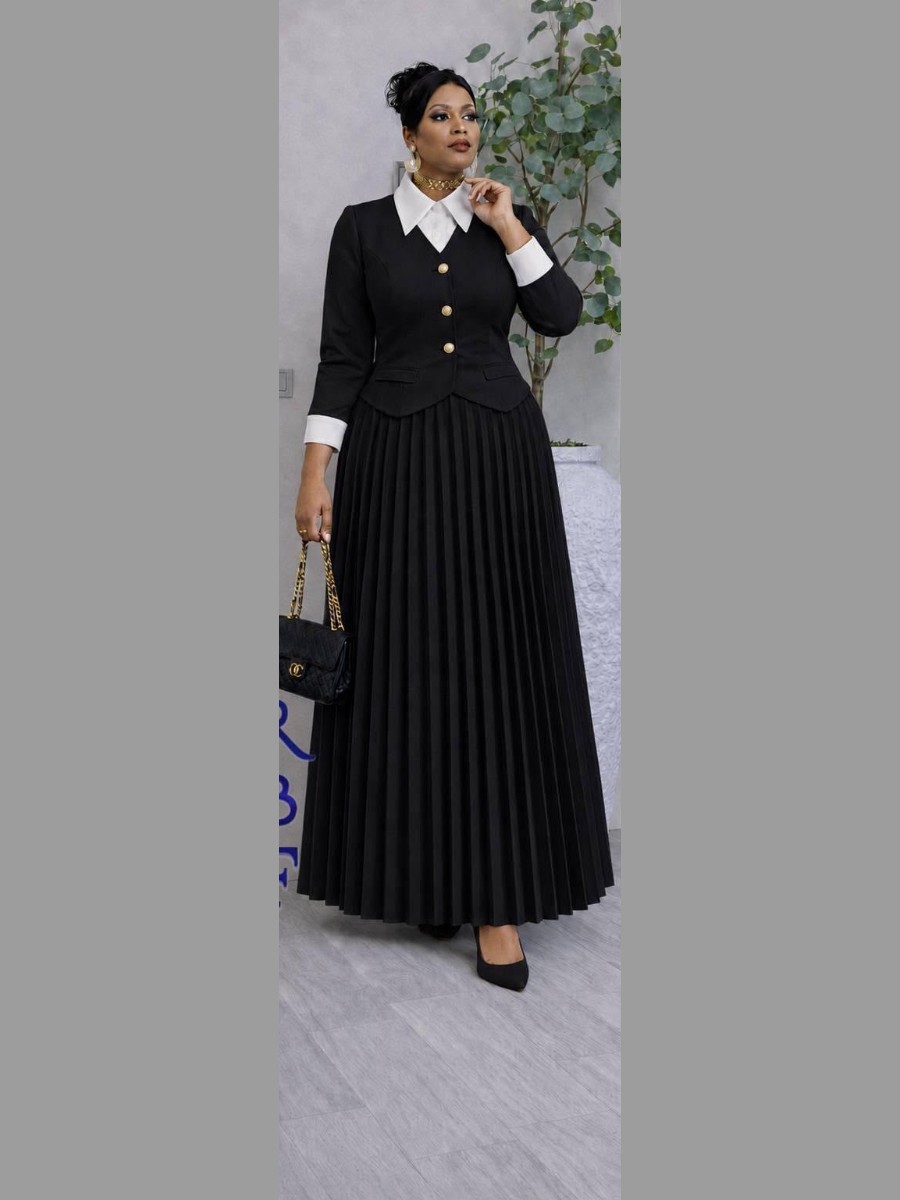 Tailleur noir à boutons dorés et jupe longue plissée